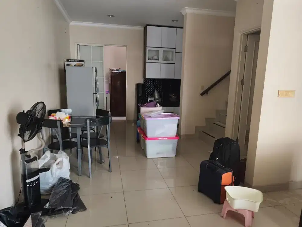 Disewakan Rumah Furnished Green Lake City West Europe 6x15m, dekat Club House, pool & lapangan