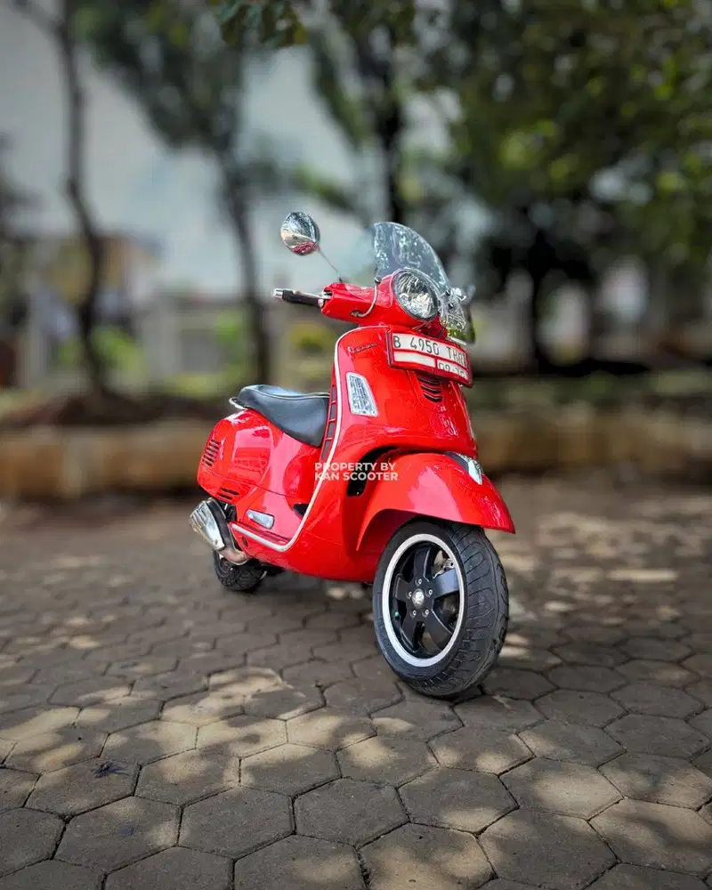 JUAL MURAH VESPA GTS 150 3V 2014 MULUS