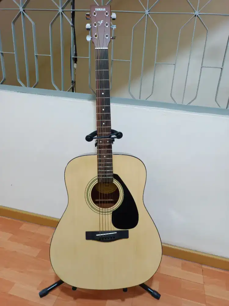 Gitar  YAMAHA F130
