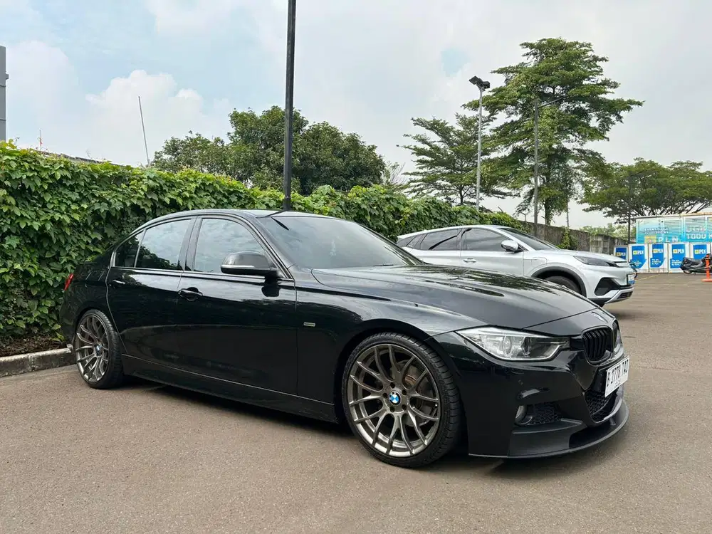 BMW 320i Luxury 2013 M Performance Bodykit.