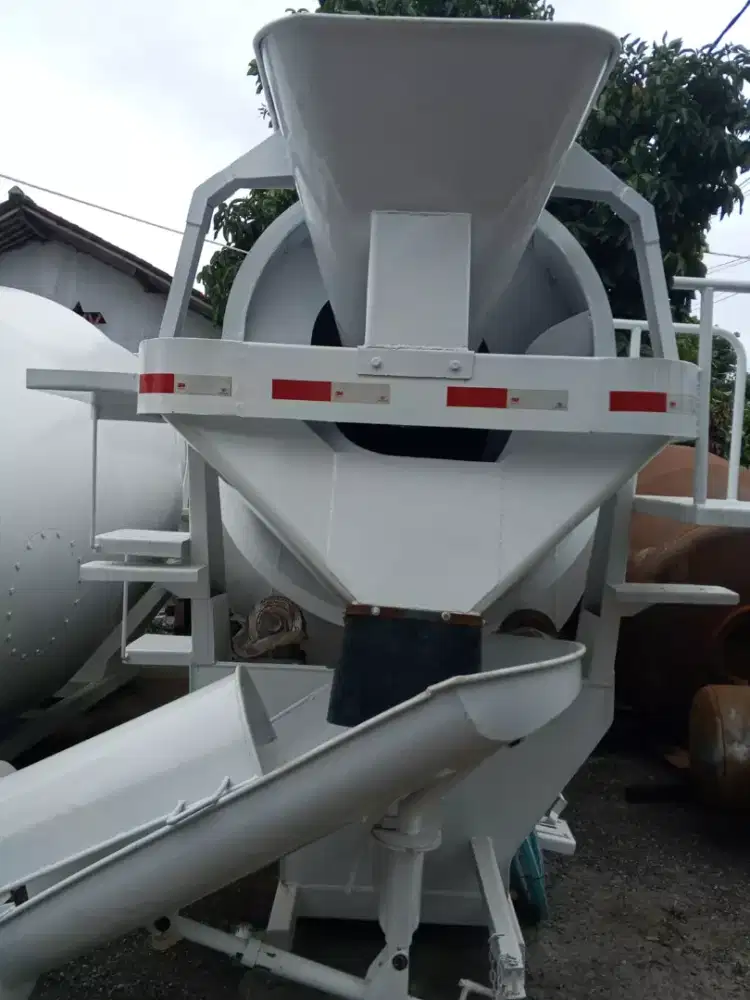 Mixer 3kubik Dutro 130HD 2016 bagus siap kerja luar kota