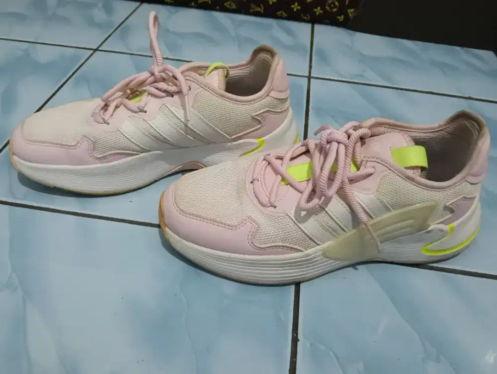 Di jual sepatu bekas ADIDAS