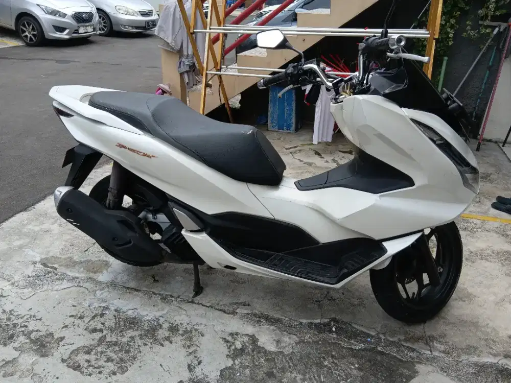 Motor PCX Putih 160 CC 2022