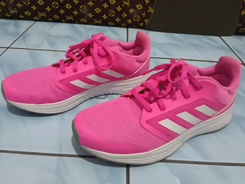 DI JUAL SEPATU ADIDAS BEKAS