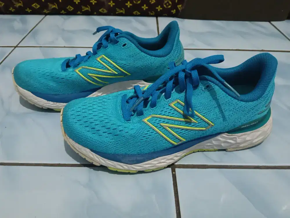 Di jual sepatu NEW BALANCE bekas