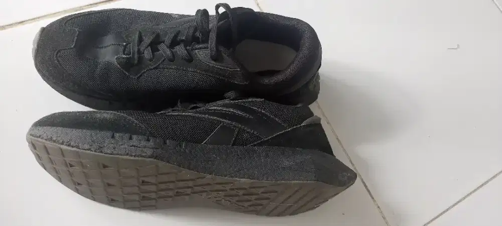 Sepatu sniker hitam kanky