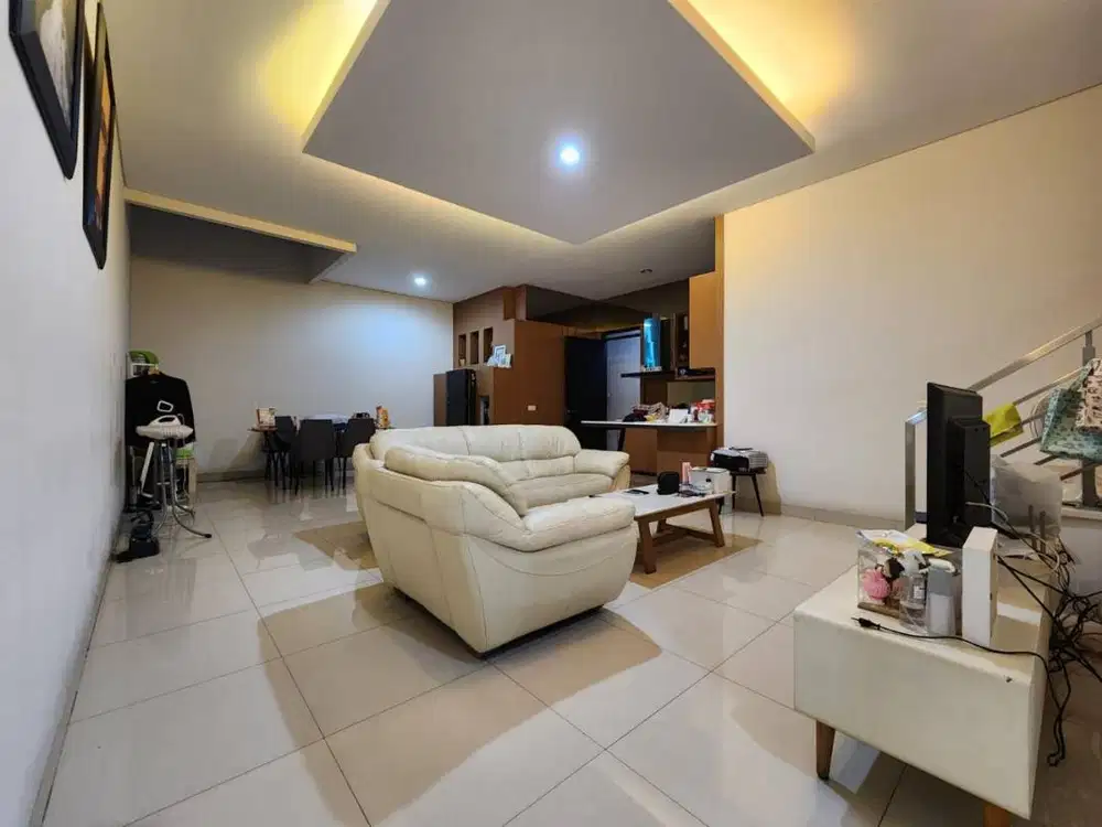 Dijual Rumah di Singgasana Pradana Bandung Semi Furnished