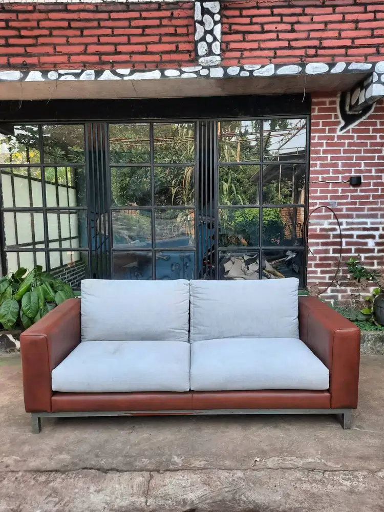 Sofa Kulit Sapi Asli Jepara – 2 Seater Premium Kombinasi Kulit & Kain