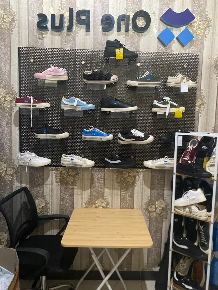 Host live freelance produk sepatu brand lokal