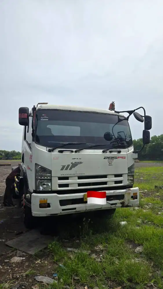 Trailer Tractor Head 4x2 Isuzu Giga GVR 285 2017