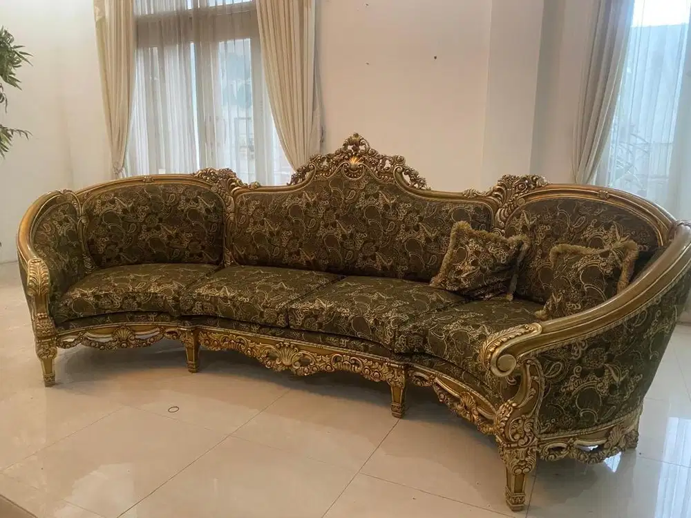 Satu set kursi dengan meja