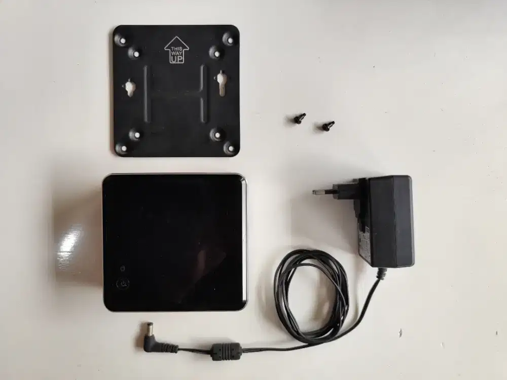 Intel NUC DN2820FYK 8GB / SSD 500GB Unit + Charger ONLY