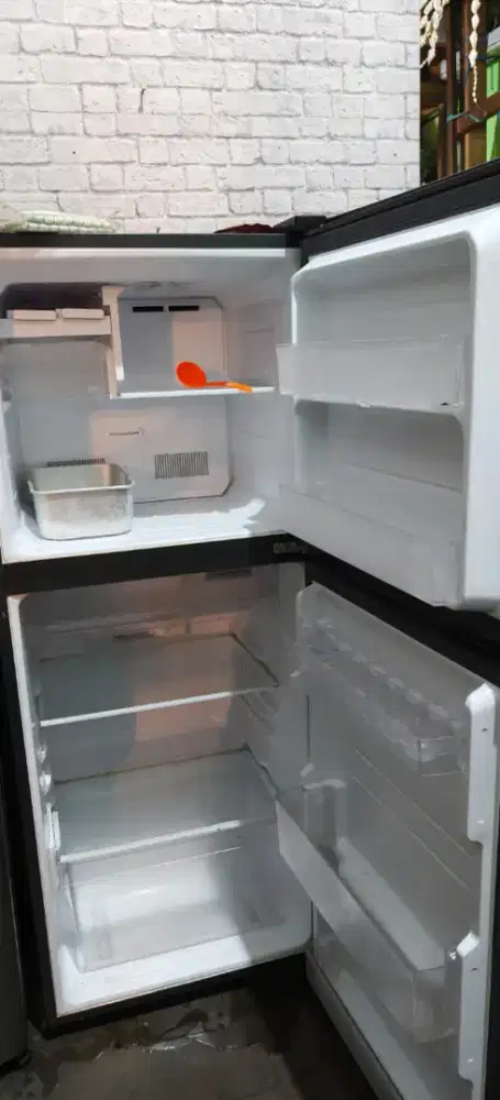 Kulkas Sharp 2 pintu 152L & Freezer LG 6 Rak