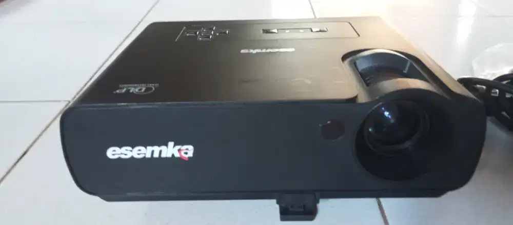 Proyektor essemka