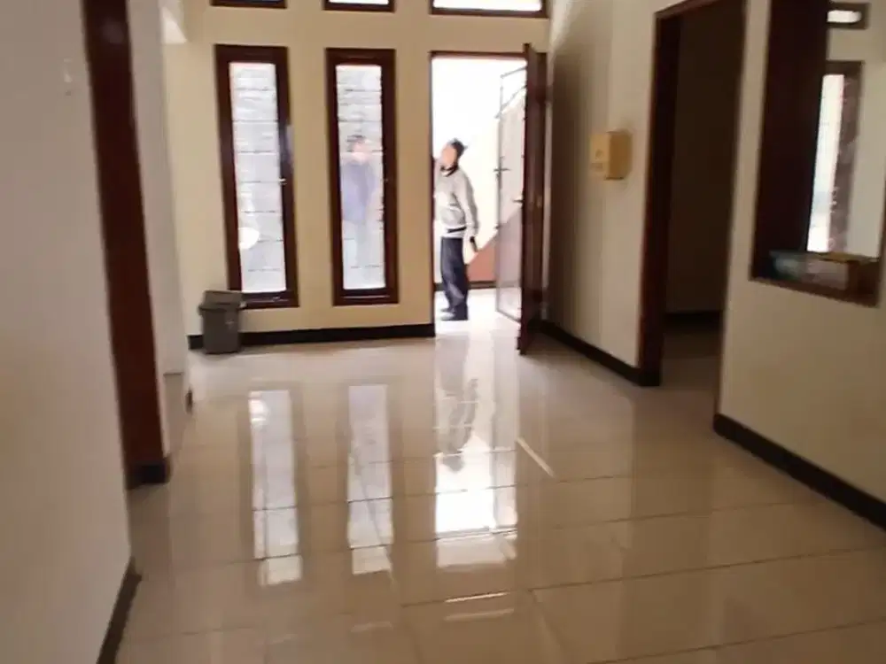 Disewakan Rumah 2 Lantai Siap Huni Lokasi Strategis di Batununggal Bandung