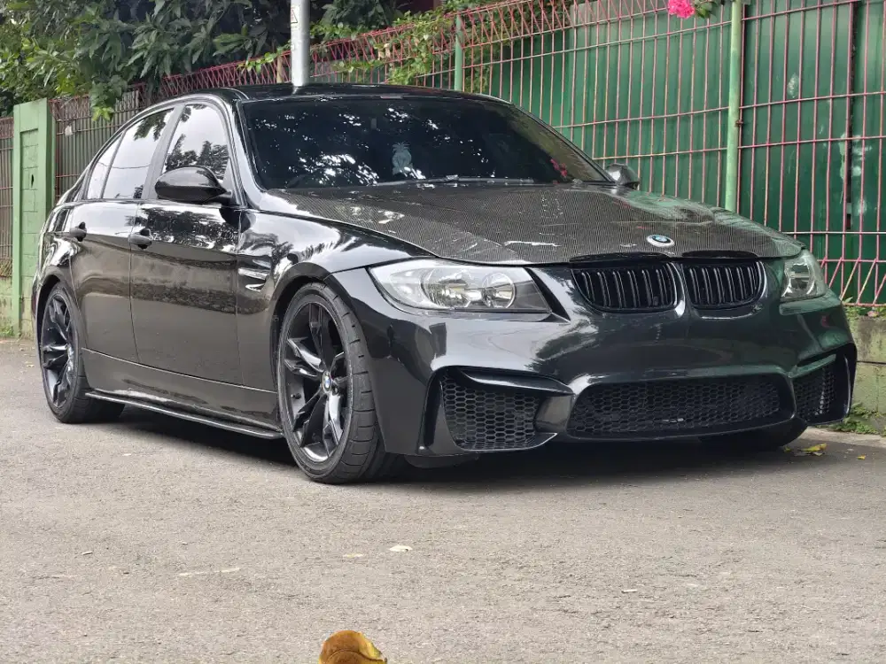 BMW  320i HITAM 2005