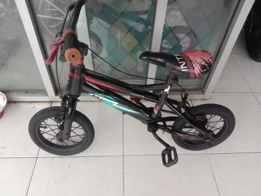 Sepeda anak kecil uk12
