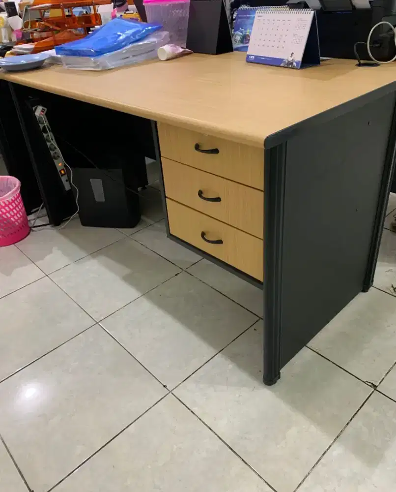 Meja Kerja Kantor Merek Uno Ukuran 140 x 70 cm