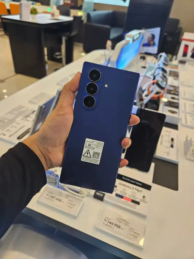 SAMSUNG FOLD 7 Free buds 3fe