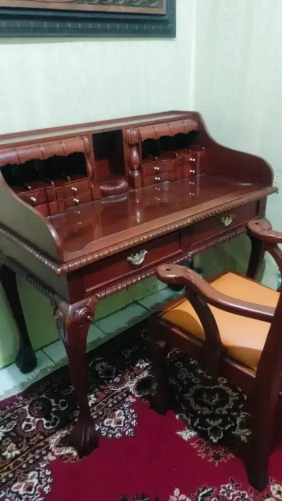 Meja antik,banyak sekli laci nya.bagus untuk belajar/ kerja dirumah