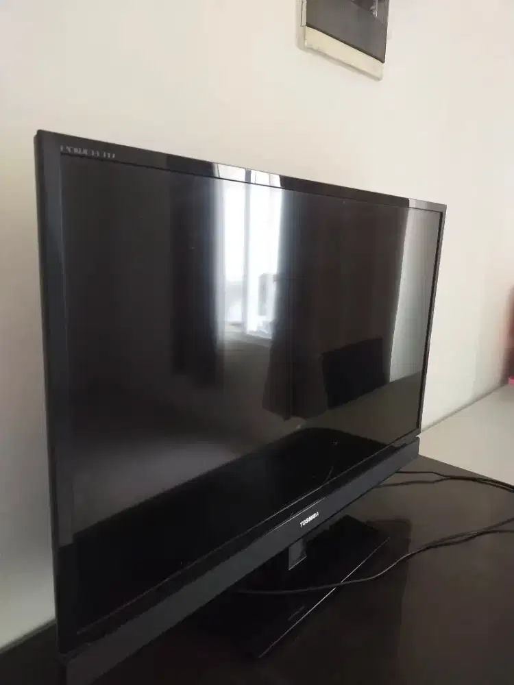 TV TOSHIBA LED 32 INCH FREE SET TOP BOX