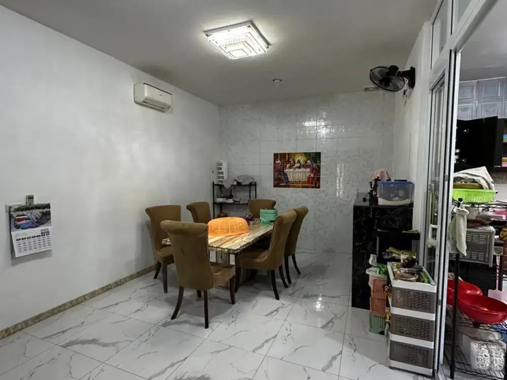 Dijual Rumah Sudut Full Perabot Komplek Merci - Volendam