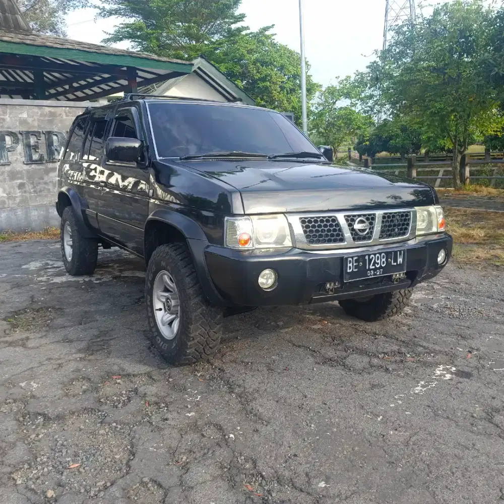 Dijual Nissan Terrano Kingsroad 2003 manual warna Hitam