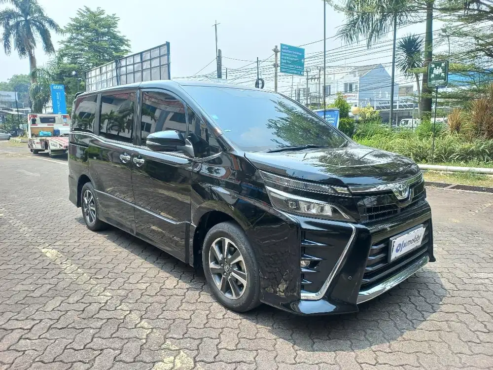 Pajak Panjang - Toyota Voxy 2.0 Bensin-AT 2018 Hitam