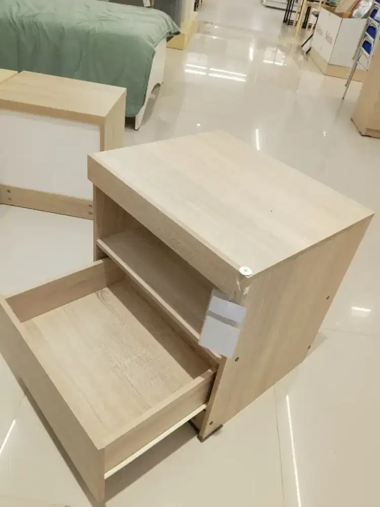 Conti night stand selma