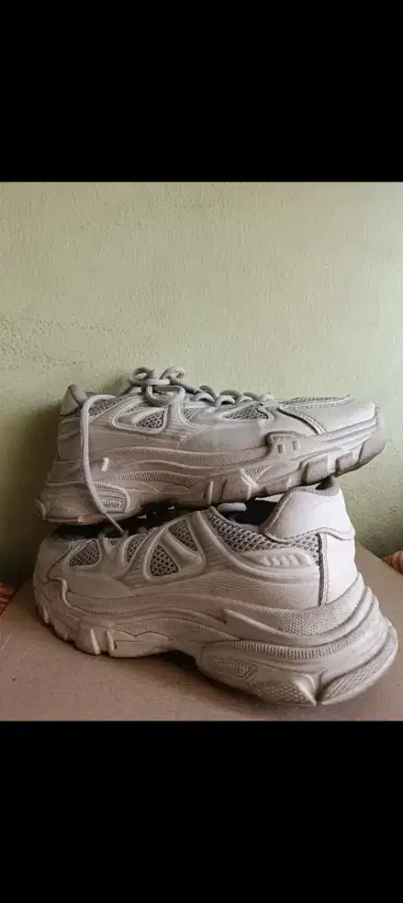 Dijual Borongan 2 pasang sepatu ukuran 37 siap pakai