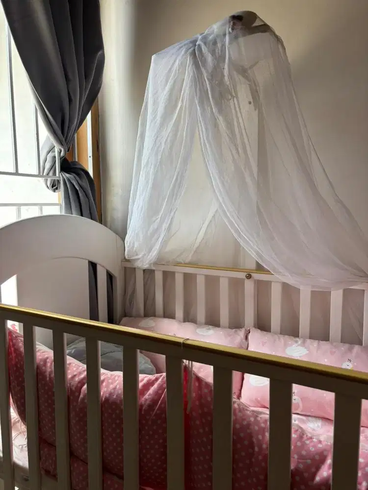 Box bayi kayu warna putih merk nya little equi