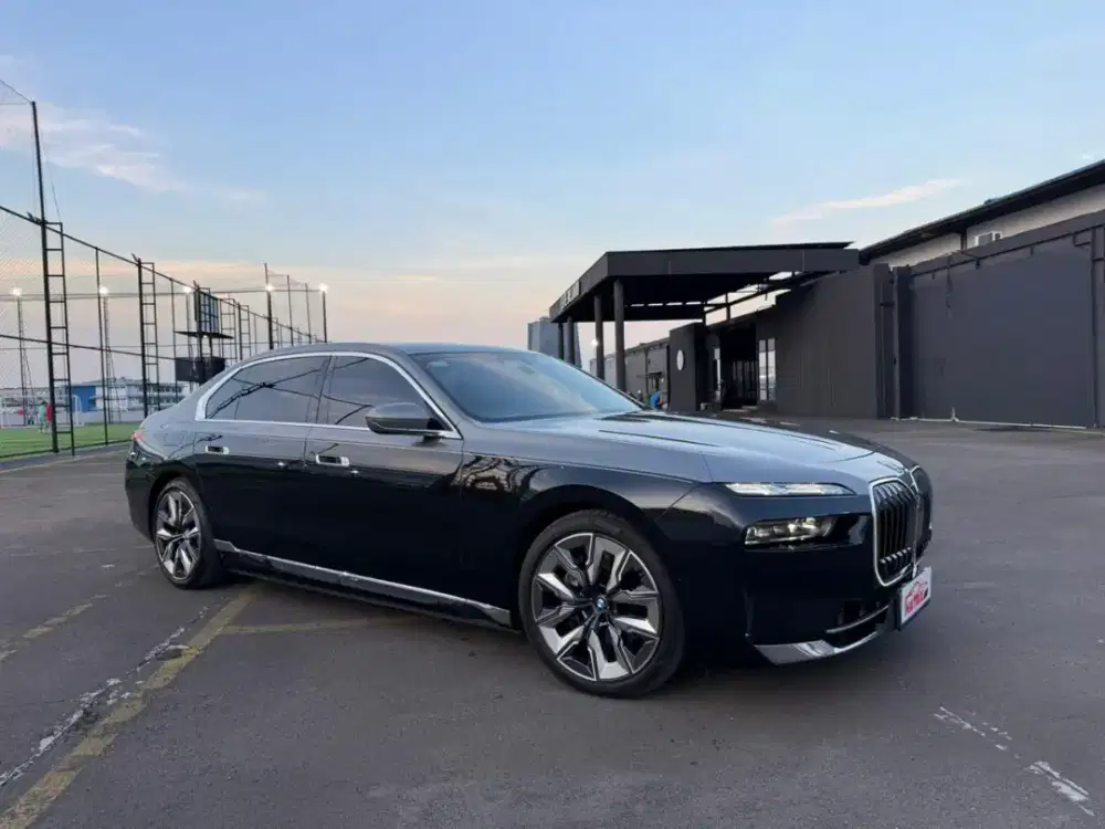 BMW i7 xDrive60 2025 NIK 2024 ATPM Full Option KM 6rb Antikk Like New