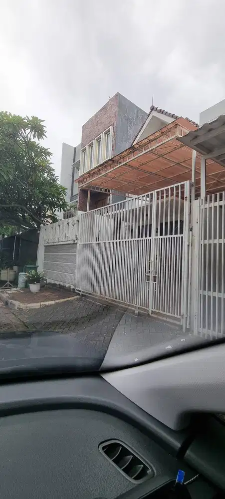 dijual rumah rapih dan terawat di meg kebon jeruk blok B