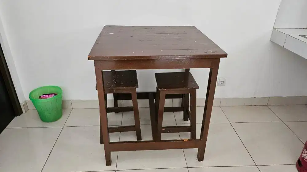 Meja & 2 bangku makan