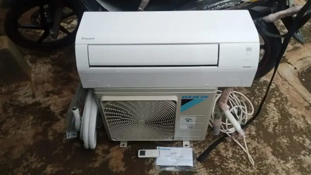 AC Daikin 1/2 PK super mewah masih ada kartu garansi resmi serasa baru