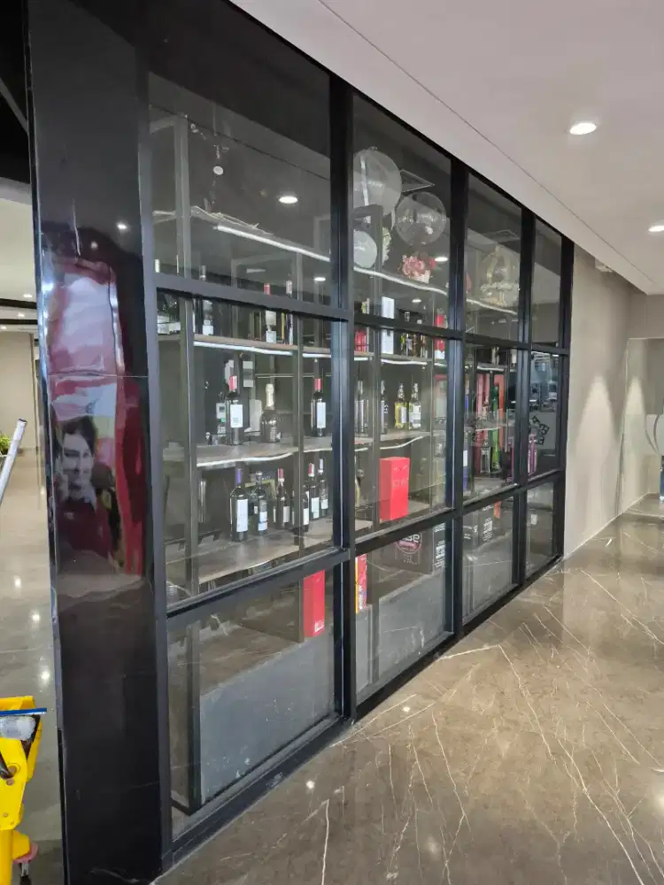 Dijual cepat rak, meja kasir, meja+, lampu sorot, dan set kaca toko