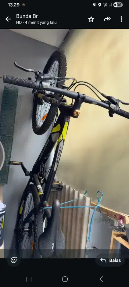 Sepeda gunung pada gambar adalah United Detroit 2.0. 