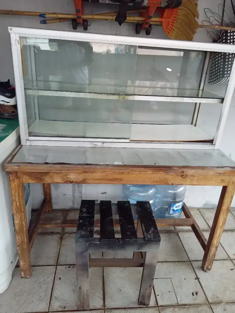Etalase,Meja,Kursi