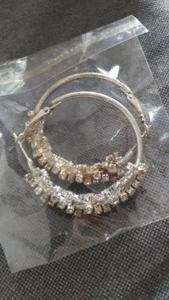 Di jual anting bulat mata2