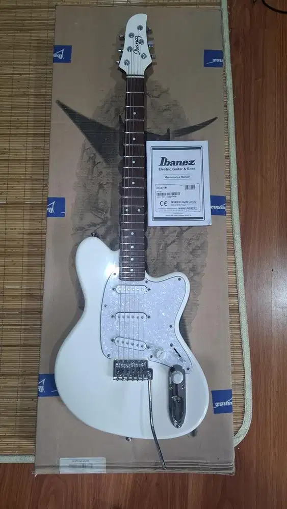 GITAR IBANEZ ICHi00