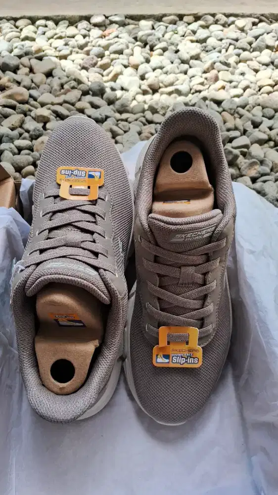 Sepatu Skechers BNIB