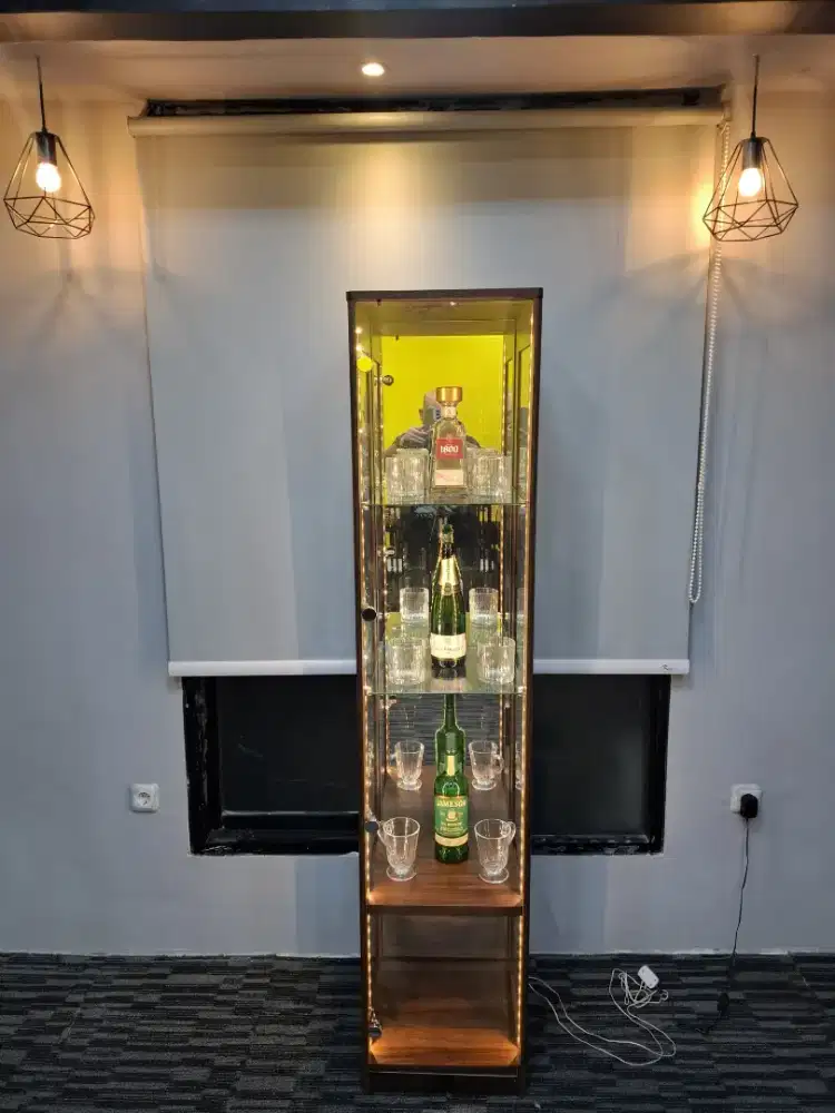 Lemari kaca pajangan hias/rak sudut kayu not informa not ikea