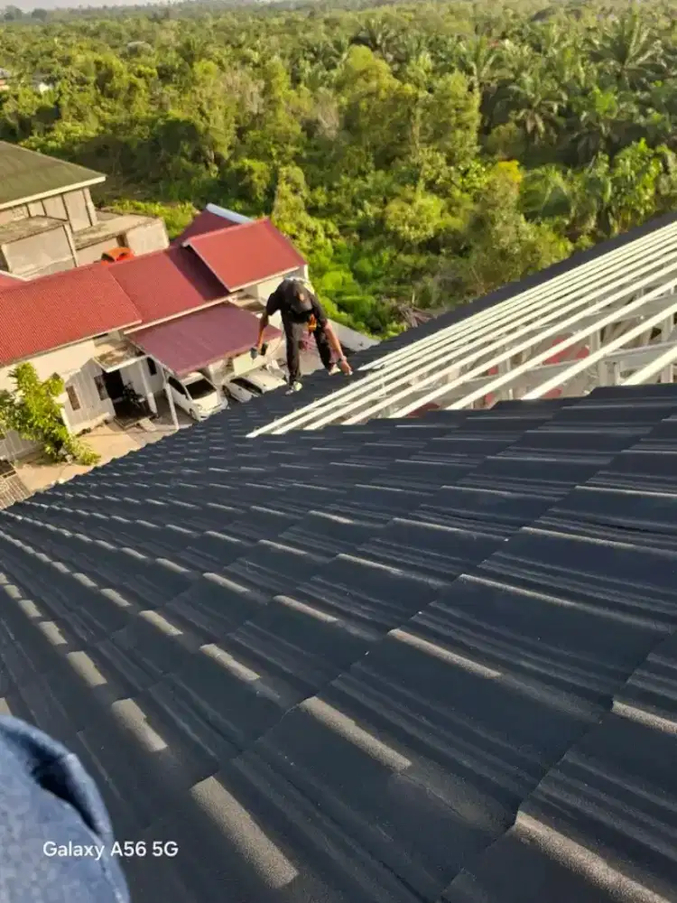 TukanG atap bocor.talng air