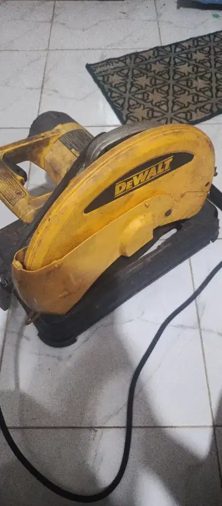 Alat potong besi merk DEWALT