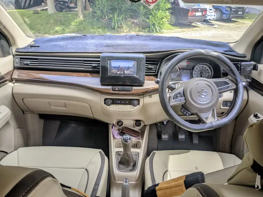 Rental mobil. Sewa mobil harian, mingguan & bulanan lepas kunci.