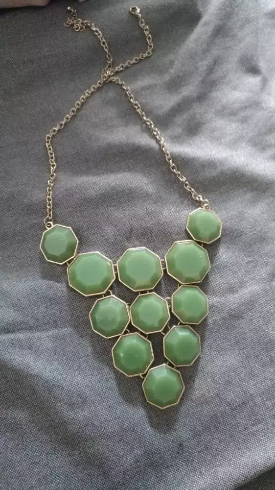 Kalung model batu2 hijau