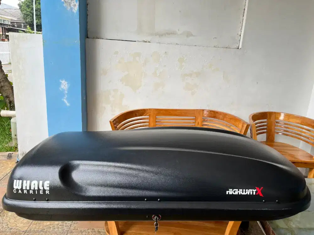 Thule roof box merk whale carier