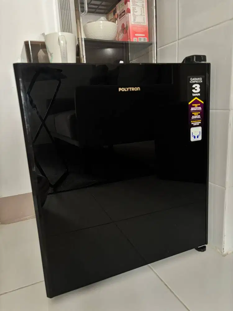Kulkas Mini 50L Polytron PRH51X