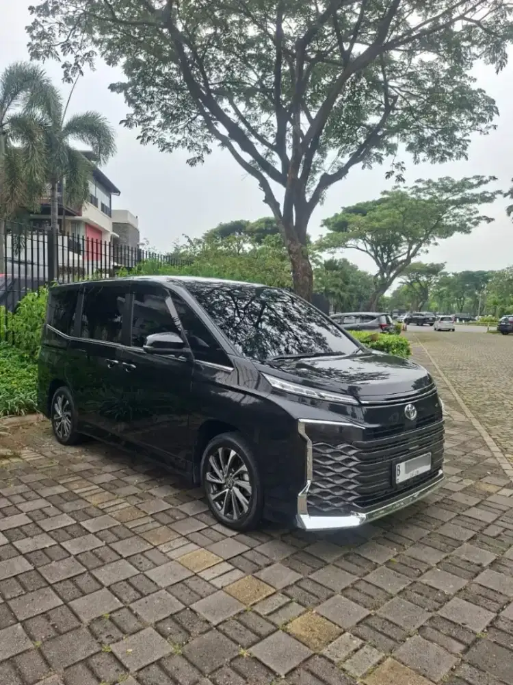TOYOTA VOXY 2.0 2023 FACELIFT