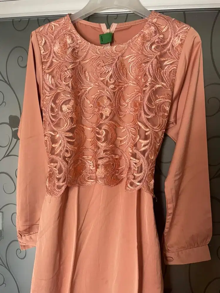 PRELOVED GAMIS AUDI PEACH BROKAT SILK DIZARIZAN, L-XL, DEFECT, NEGO